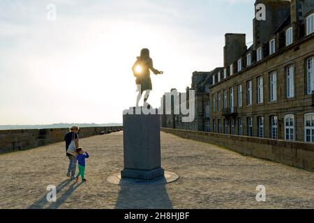 Francia, Ille et Vilaine, Cote d'Emeraude (Costa Smeralda), Saint Malo, i bastioni della città murata, passeggiata bastioni, statua René Duguay Trouin Foto Stock