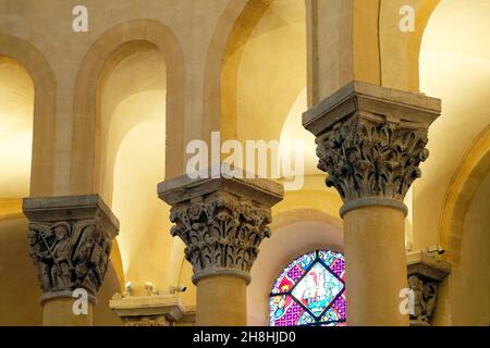 Francia, Puy de Dome, Clermont Ferrand, Basilica di Notre-Dame-du-Port in stile romanico Auvergne, patrimonio mondiale dell'UNESCO sotto le rotte di Saint-Jacques-de-Compostelle in Francia, coro scolpito capitali Foto Stock