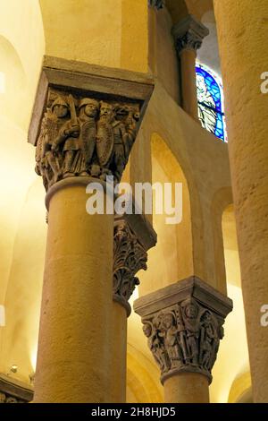 Francia, Puy de Dome, Clermont Ferrand, Basilica di Notre-Dame-du-Port in stile romanico Auvergne, patrimonio mondiale dell'UNESCO sotto le rotte di Saint-Jacques-de-Compostelle in Francia, coro scolpito capitali Foto Stock