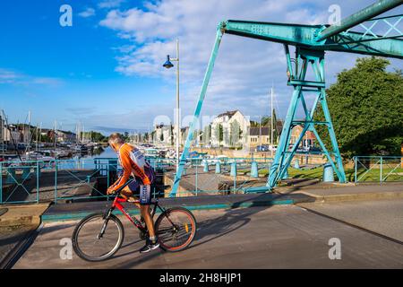 Francia, Ille-et-Vilaine, Redon, Bateliers bloccare ponte tra il porto turistico e il canale da Nantes a Brest Foto Stock