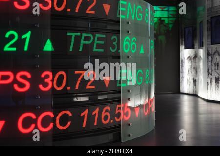 Warszawa, Polonia - Giugno 05.2021: NBP Money Center, museum.dati finanziari sul monitor, cartellone a candelabro della Borsa, grafico del mercato della torta sullo schermo Foto Stock