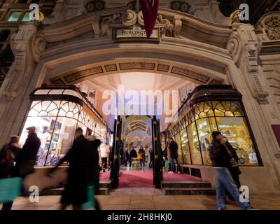 Londra, Greater London, Inghilterra, novembre 28 2021: Gli amanti dello shopping passeggiano davanti alla Burlington Arcade di notte, lunga esposizione. Foto Stock