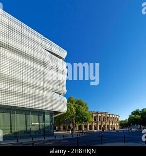 Francia, Gard, Nimes, Place des Arenes, le Arenas e il museo della romanità (Musée de la Romanite) dell'architetto Elizabeth de Portzamparc Foto Stock