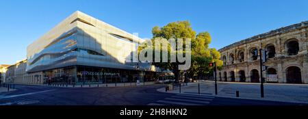 Francia, Gard, Nimes, Place des Arenes, le Arenas e il museo della romanità (Musée de la Romanite) dell'architetto Elizabeth de Portzamparc Foto Stock