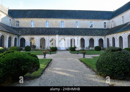 Francia, Calvados, Abbazia di Juaye-Mondaye, l'unica abbazia dell'Ordine Premontre in Francia, chiostro Foto Stock