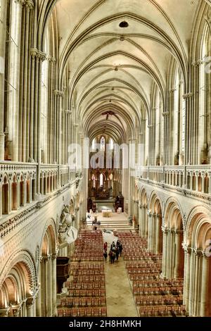 Francia, Calvados, Cattedrale di Notre-Dame de Bayeux, vista panoramica del coro e della navata centrale Foto Stock