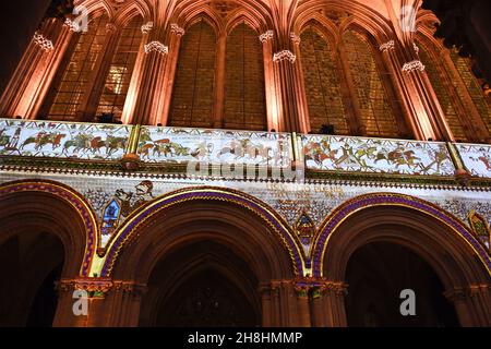 Francia, Calvados, navata e coro della cattedrale di Bayeux illuminato per lo spettacolo Cattedrale Guillaume Foto Stock