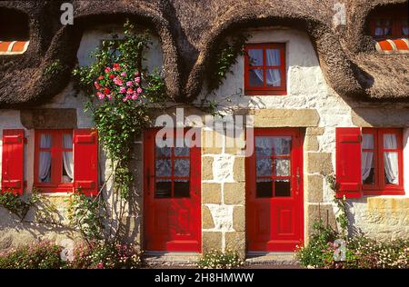 Francia, Morbihan (56), Ria d'Etel, Plouhinec, Chaumière aux volets rouges au Vieux Passage Foto Stock