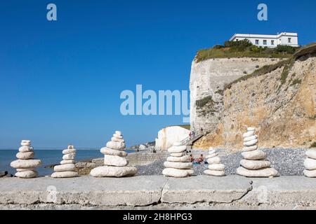 Francia, Somme, Ault, spiaggia e scogliere di gesso di Bois de Cise, ghiaia cairns Foto Stock