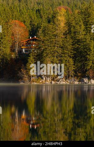 Lago di Hintersee in una mattinata gelida in ottobre con i suoi fantastici colori autunnali, Ramsau vicino Berchtesgaden, alta Baviera, Germania meridionale Foto Stock