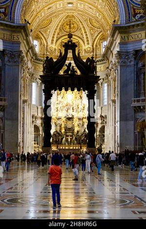 Italia, Lazio, Roma, Città del Vaticano Patrimonio Mondiale dell'UNESCO, Piazza San Pietro, Basilica di San Pietro a Roma (Basilica di San Pietro), la navata centrale e il baldacchino del Bernini Foto Stock