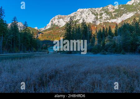 Lago di Hintersee in una mattinata gelida in ottobre con i suoi fantastici colori autunnali, Ramsau vicino Berchtesgaden, alta Baviera, Germania meridionale Foto Stock