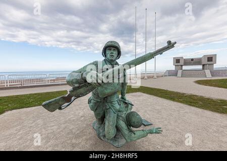 Francia, Calvados (14), Vierville-sur-Mer, Omaha Beach, Normandia Landing Beach del 6 giugno 1944, statua che rappresenta due soldati americani, offerto nel 2014 dalla 116a fondazione americana del reggimento di fanteria, durante le celebrazioni del settantesimo anniversario degli sbarchi del D-Day e la battaglia di Normandia Foto Stock