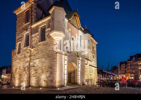 Francia, Calvados (14), Pays d'Auge, Honfleur, vista notturna del XVII secolo Lieutenancy, strada acciottolata e le case dei pescatori illuminati Foto Stock