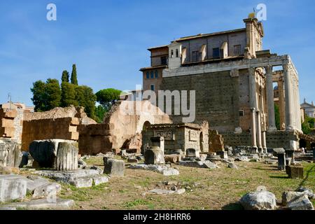 Italia, Lazio, Roma, centro storico dichiarato Patrimonio Mondiale dell'Umanità dall'UNESCO, il Foro Romano o Foro Romano, il tempio di Antonino e Faustina, costruito dall'imperatore Antonino alla morte della moglie nel 141 d.C. J.-C. Foto Stock