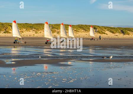 Francia, Somme, Quend-Plage, quando il vento è giusto e la bassa marea scopre la spiaggia, la scuola chars-à-voile porta molti apprendisti alla foce della baia di Somme Foto Stock