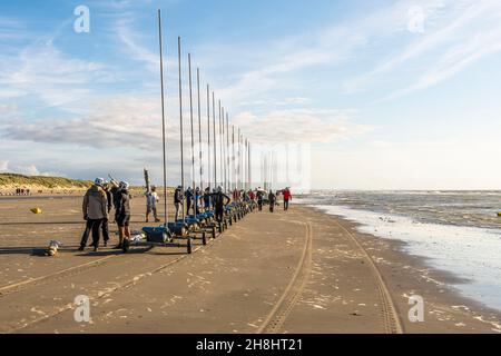 Francia, Somme, Quend-Plage, quando il vento è giusto e la bassa marea scopre la spiaggia, la scuola chars-à-voile porta molti apprendisti alla foce della baia di Somme Foto Stock