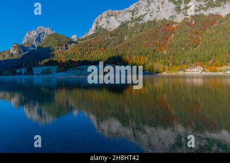 Lago di Hintersee in una mattinata gelida in ottobre con i suoi fantastici colori autunnali, Ramsau vicino Berchtesgaden, alta Baviera, Germania meridionale Foto Stock