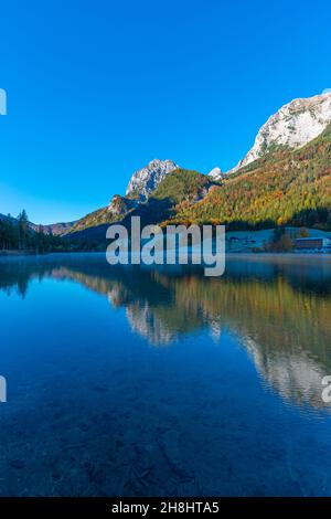 Lago di Hintersee in una mattinata gelida in ottobre con i suoi fantastici colori autunnali, Ramsau vicino Berchtesgaden, alta Baviera, Germania meridionale Foto Stock