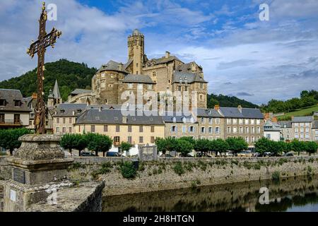 Francia, Aveyron, Estaing, etichettato uno dei più bei villaggi in Francia, castello, 15 ° secolo, il ponte Estaing sul fiume Lot Foto Stock