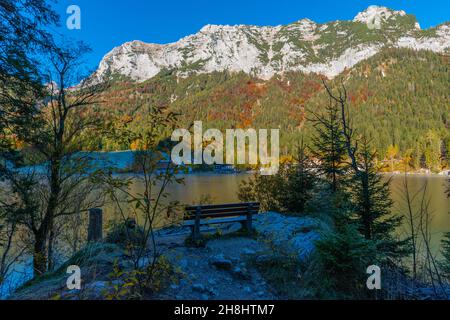 Lago di Hintersee in una mattinata gelida in ottobre con i suoi fantastici colori autunnali, Ramsau vicino Berchtesgaden, alta Baviera, Germania meridionale Foto Stock