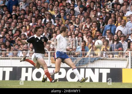 Foto di archivio datata 04-06-1977 del capitano della Scozia Bruce Rioch è inseguito da Ray Kennedy d'Inghilterra in una partita a Wembley. L'ex giocatore di Liverpool e dell'Arsenal Ray Kennedy è morto all'età di 70 anni, il Merseyside club hanno annunciato. Data di emissione: Martedì 30 novembre 2021. Foto Stock