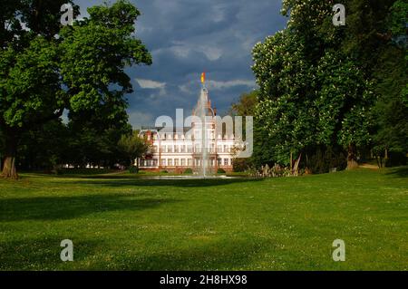 HANAU, GERMANIA - 13 maggio 2021: Castello di Philippsruhe a Hanau, Germania alla luce della sera. Costruito tra il 1700 e il 1725. Parco e fontana in primavera. D Foto Stock