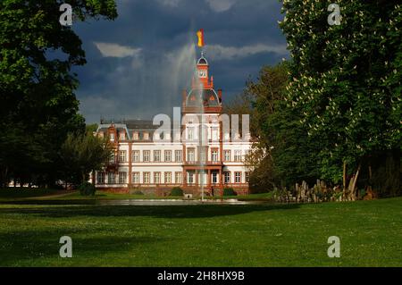 HANAU, GERMANIA - 13 maggio 2021: Castello di Philippsruhe a Hanau, Germania alla luce della sera. Costruito tra il 1700 e il 1725. Parco e fontana in primavera. D Foto Stock