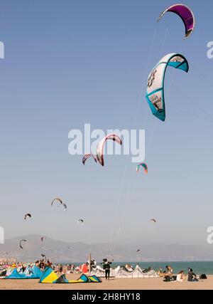 Torremolinos, Costa del Sol, Provincia di Malaga, Andalusia, Spagna meridionale. Kite surf sulla spiaggia di Playamar. Foto Stock