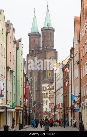 LEGNICA, POLONIA - 29 novembre 2021: Strada piena di persone in città, città vecchia. Foto Stock