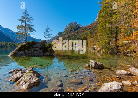 Lago di Hintersee nelle Alpi bavaresi nei suoi meravigliosi colori autunnali, Ramsau vicino Berchtesgaden, alta Baviera, Germania meridionale, Europa Foto Stock