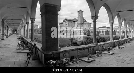 FERRARA, ITALIA - 9 NOVEMBRE 2021: Il cimitero Certosa di Ferrara e la chiesa Chiesa di san Cristoforo. Foto Stock