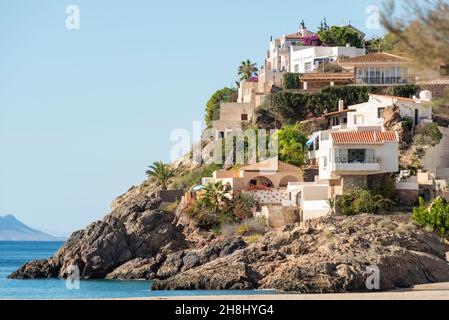 Affiorate nel Mediterraneo a Bolnuevo, vicino a Puerto de Mazarron, regione di Murcia, Spagna. Punta Cueva de Lobos, al largo della spiaggia di Playa de Bolnuevo Foto Stock