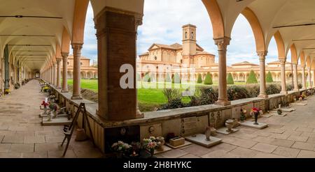 FERRARA, ITALIA - 9 NOVEMBRE 2021: Il cimitero Certosa di Ferrara e la chiesa Chiesa di san Cristoforo. Foto Stock