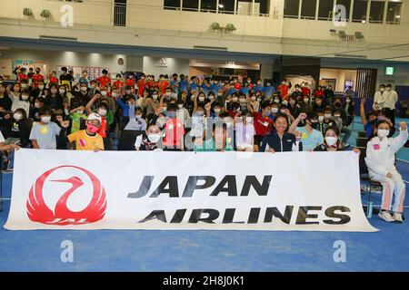 Tokyo, Giappone. 30 Nov 2021. Il tennista giapponese Kei Nishikori e il tennista giapponese Yui Kamiji partecipano a una scuola di tennis speciale sponsorizzata da JAL. Il 30 novembre 2021 a Tokyo, Giappone. (Foto di Kazuki Oishi/Sipa USA) Credit: Sipa USA/Alamy Live News Foto Stock