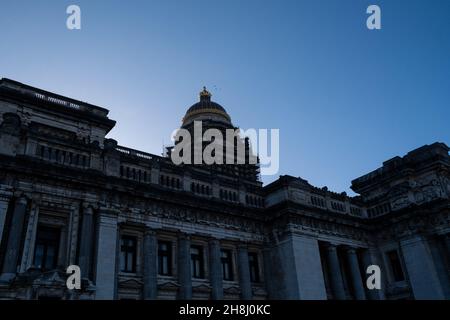 Belgio, Bruxelles. Illustrazione della vita quotidiana a Bruxelles, capitale del Belgio. Tribunale eclettico neoclassico, il più grande del paese. Photograpg Foto Stock