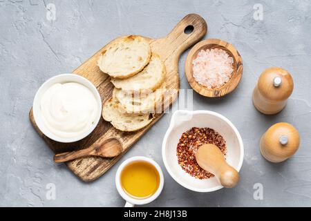 Toast fritto a base di pane fresco con salsa e olio d'oliva. Concetto di cucina artigianale alternativa. Vista dall'alto, spazio di copia Foto Stock