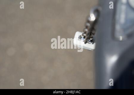 Catena con dispositivo di sicurezza da un blocco di deposito. I carrelli di shopping sono così assicurati contro il furto. Asfalto grigio per spazio di copia. Vista dall'alto. Foto Stock