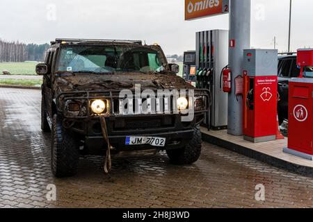 Riga, Lettonia, 2 gennaio 2021: Fuoristrada Hummer alla pompa presso la stazione di servizio Circle K. Foto Stock