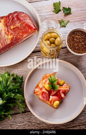 carne secca fatta in casa su sfondo con verdure Foto Stock