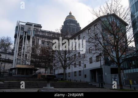 Belgio, Bruxelles. Illustrazione della vita quotidiana a Bruxelles, capitale del Belgio. Tribunale eclettico neoclassico, il più grande del paese. Photograpg Foto Stock