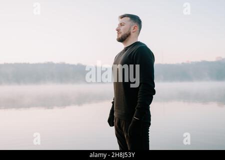 Ritratto di un uomo motivato che fa sport al mattino Foto Stock