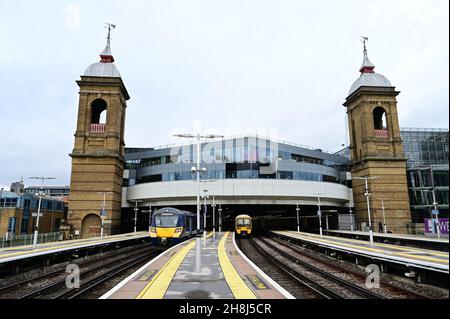 Londra, London City, UK-30 novembre 2021: Le torri gemelle e le piattaforme della stazione di Cannon Street a Londra. Foto Stock