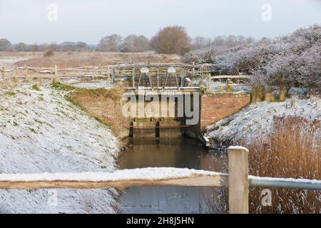 Il limite della Riserva Naturale di Pagham Harbour visto coperto da una polvere di neve nel novembre 2021. Foto Stock