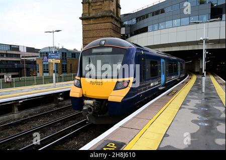 Una classe sud-orientale 707 che arriva alla stazione di Cannon Street a Londra Foto Stock