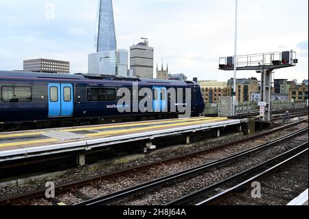 Una classe sud-orientale 707 che lascia la stazione di Cannon Street a Londra. Foto Stock