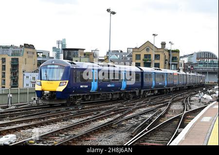 Una classe sud-orientale 707 che lascia la stazione di Cannon Street a Londra. Foto Stock