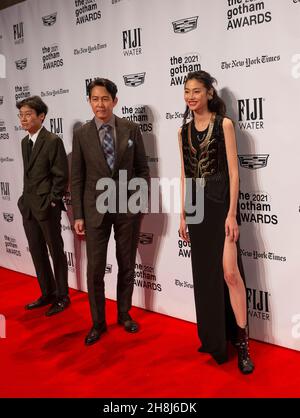 29 novembre 2021, New York, New York, Stati Uniti d'America: Lee Jung-jae, Hwang Dong-hyuk, Jung ho-yeon partecipano ai Gotham Awards 2021 a Cipriani Wall Street (immagine di credito: © Lev Radin/Pacific Press via ZUMA Press Wire) Foto Stock