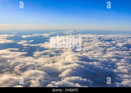 cielo blu e nuvole come visto attraverso la finestra dell'aereo Foto Stock