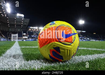 Bergamo, Italia, 30 novembre 2021. Una palla ufficiale Nike Serie A è visto all'angolo in questa vista generale prima della partita della Serie A al Gewiss Stadium di Bergamo. Il credito d'immagine dovrebbe essere: Jonathan Moscrop / Sportimage Foto Stock